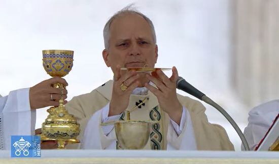 Culmina la consagración del pan y del vino, que ahora son el cuerpo y la sangra de Jesús.