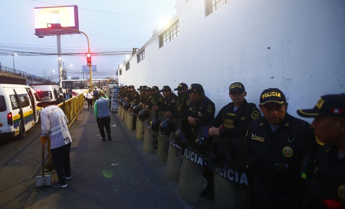 Miembros de la Policía fueron desplegados en diferentes puntos de Lima para resguardar la seguridad y mantener el orden durante el paro de transportistas convocado para hoy | Foto: El Comercio