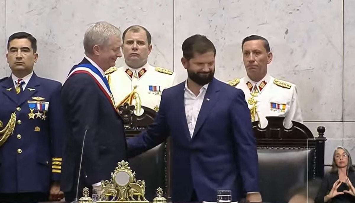 El exmandatario Gabriel Boric se despide de José Antonio Kast y de las autoridades presentes en la sala. Luego, se retira del Hemiciclo del Congreso Nacional en medio de aplausos de los asistentes.