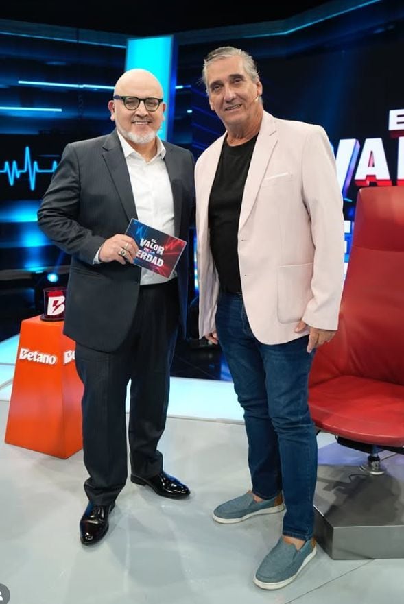 Guillermo Dávila posa junto a Beto Ortiz durante su participación en el programa 'El valor de la verdad' | Foto: Instagram
