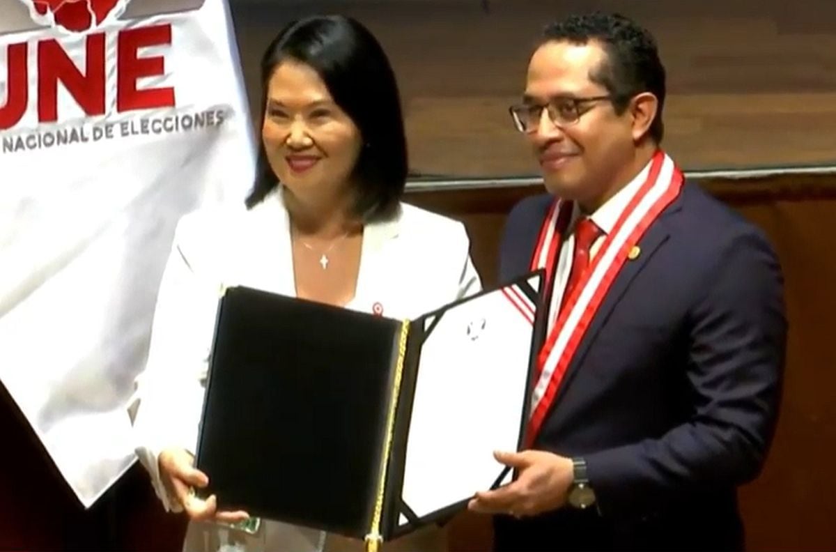 Roberto Burneo, titular del JNE, entrega a Keiko Fujimori sus credenciales como presidenta electa del Perú.