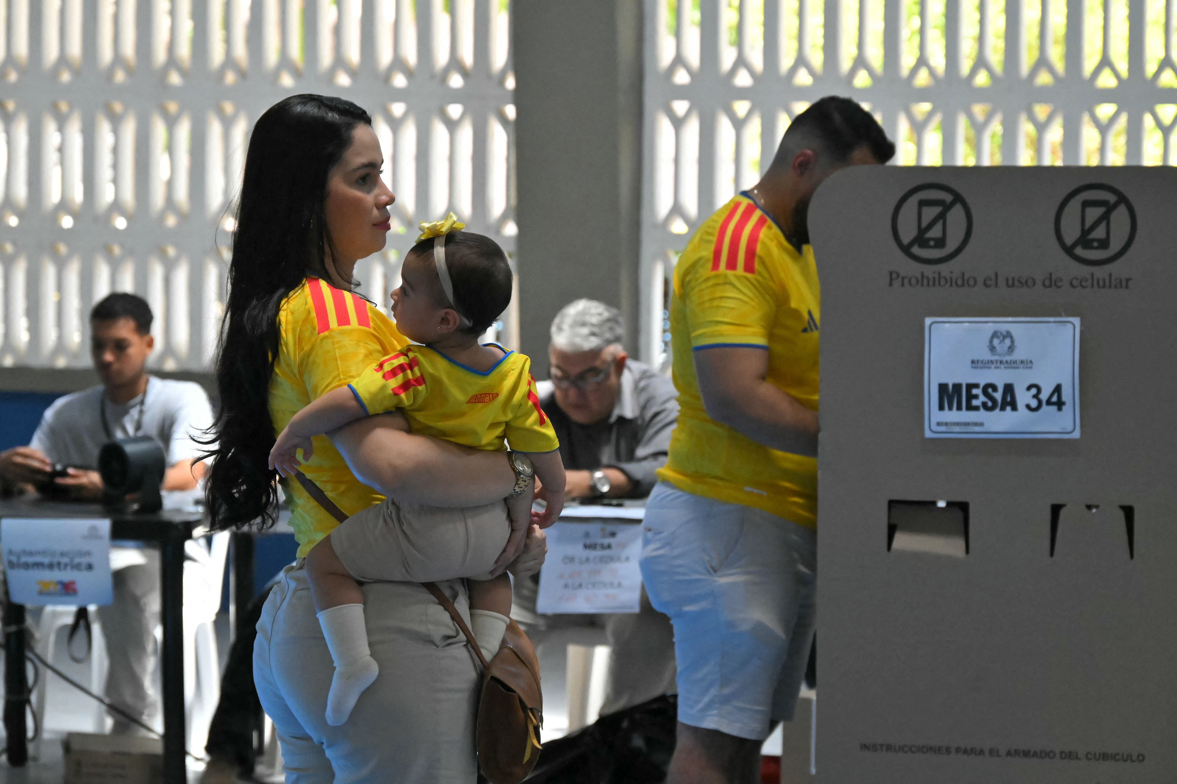 Las elecciones presidenciales en Colombia transcurren sin incidencias y en paz cuando se ha superado la mitad de la jornada, pese a que había preocupación por los hechos de violencia política ocurridos durante la campaña, en los que incluso fue asesinado un aspirante, de acuerdo con la agencia EFE.
