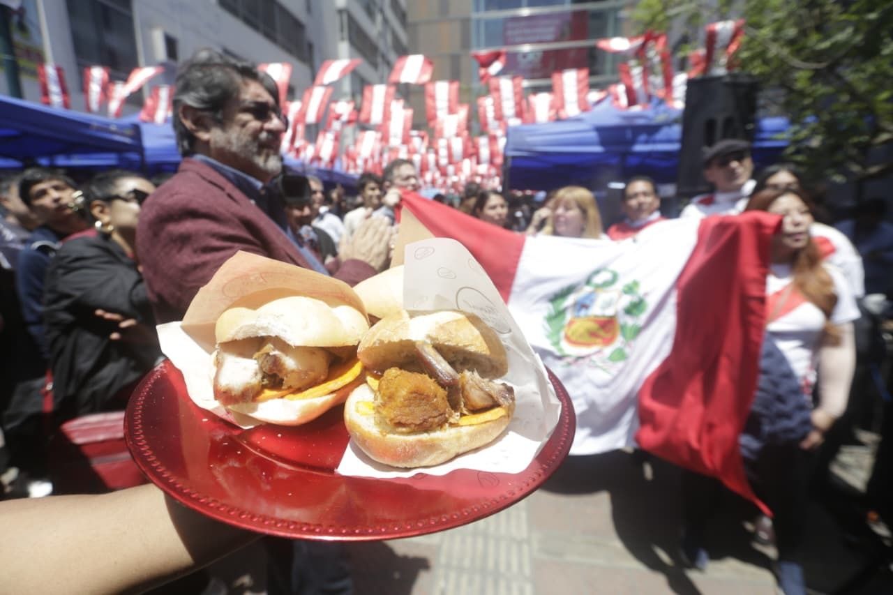 Limeños disfrutan y celebran del pan con chicharrón en la Feria en Miraflores.