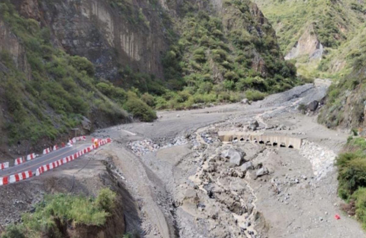Huaico en Apurímac: en la madrugada de este lunes, tras lluvias intensas, se produjo un huaico en el distrito de Curahuasi, en la provincia de Abancay, que afectó la vía nacional PE-3S (tramo Abancay-Pte. Cunyac). La concesionaria Survial coordina los trabajos de limpieza, con apoyo de maquinaria pesada, informó el COEN.