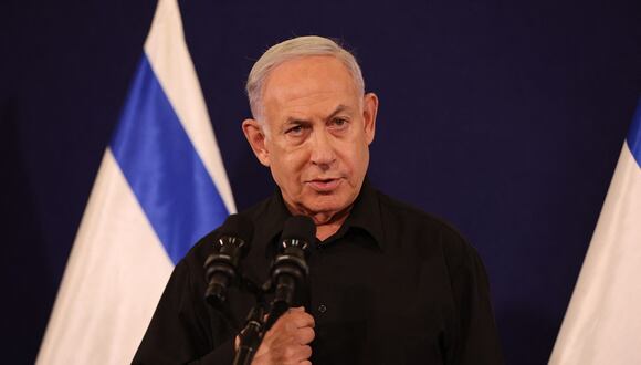 El primer ministro israelí, Benjamin Netanyahu, habla durante una conferencia de prensa en la base militar de Kirya en Tel Aviv el 28 de octubre de 2023. (Foto de Abir SULTAN / POOL / AFP)