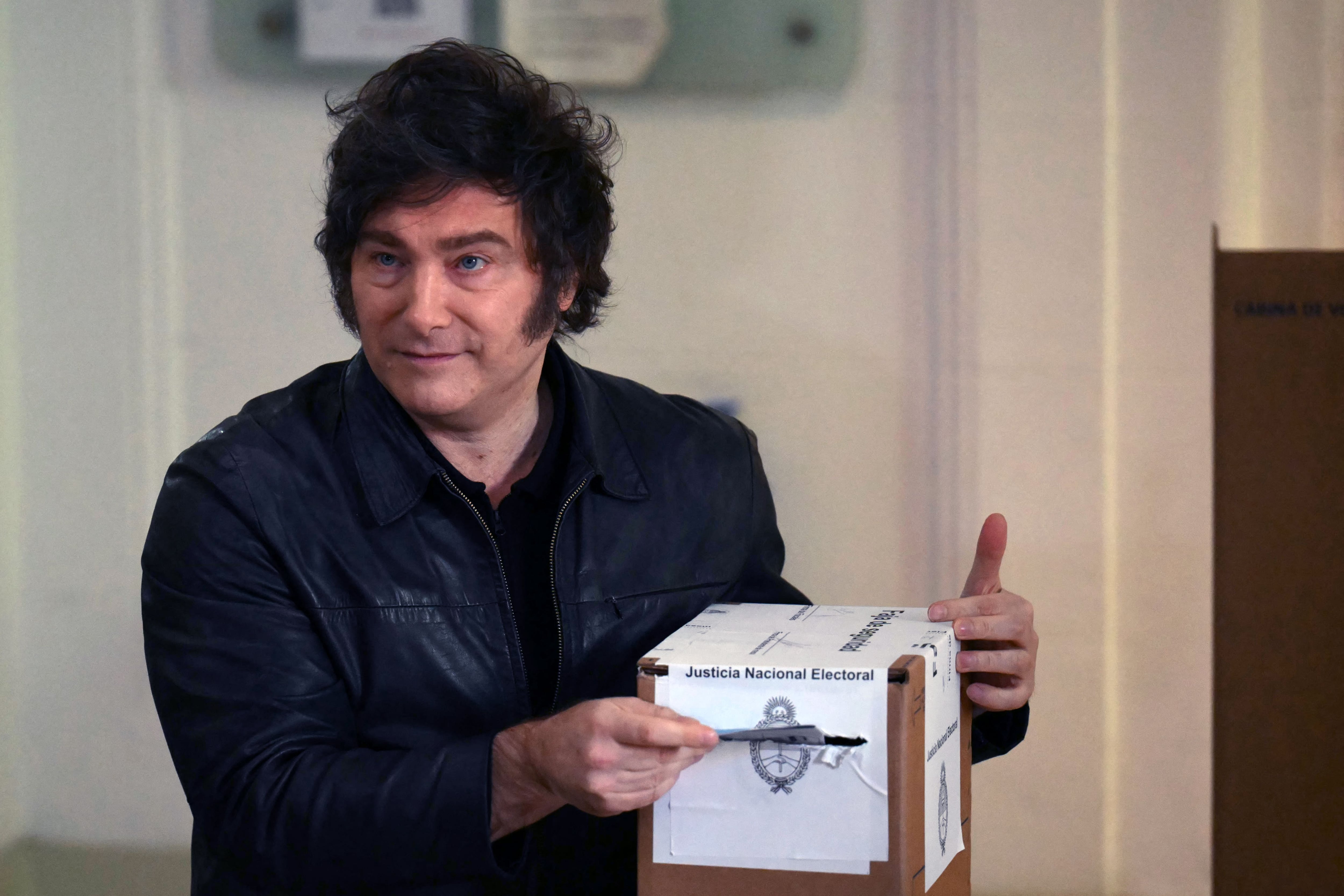El presidente Javier Milei votó en la sede de la Universidad Tecnológica Nacional (UTN) del barrio porteño de Almagro, acompañado por su hermana, Karina Milei, la secretaria general de la Presidencia.