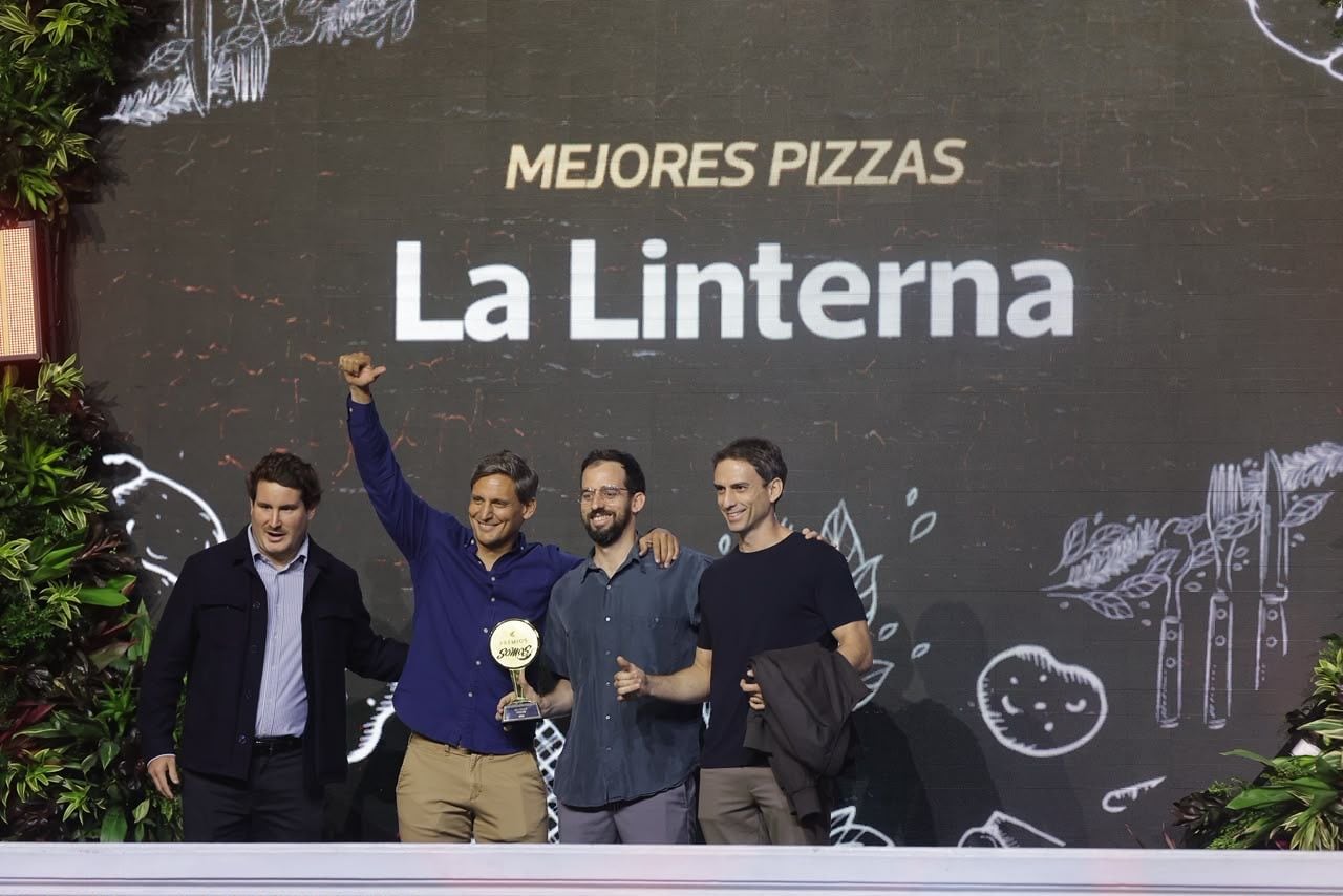 La gente de La Linterna celebra con su Premio Somos. (Foto: Joel Alonzo)