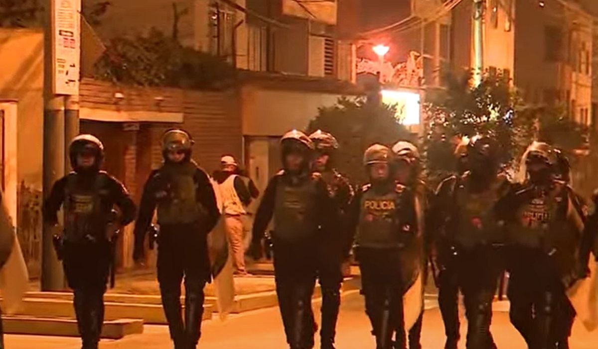 Policías forman cordones de seguridad en los exteriores de la vivienda de la expresidenta Dina Boluarte en el distrito de Surquillo | Captura de video América TV