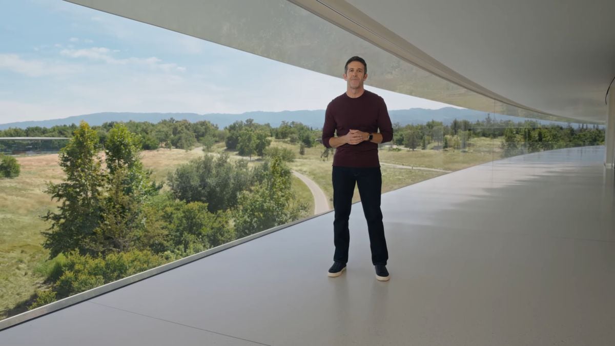 Tim Cook pasa la batuta a John Ternus en la intro. Es un increíble privilegio el representar a los increíble equipo de Apple, dice el nuevo CEO.