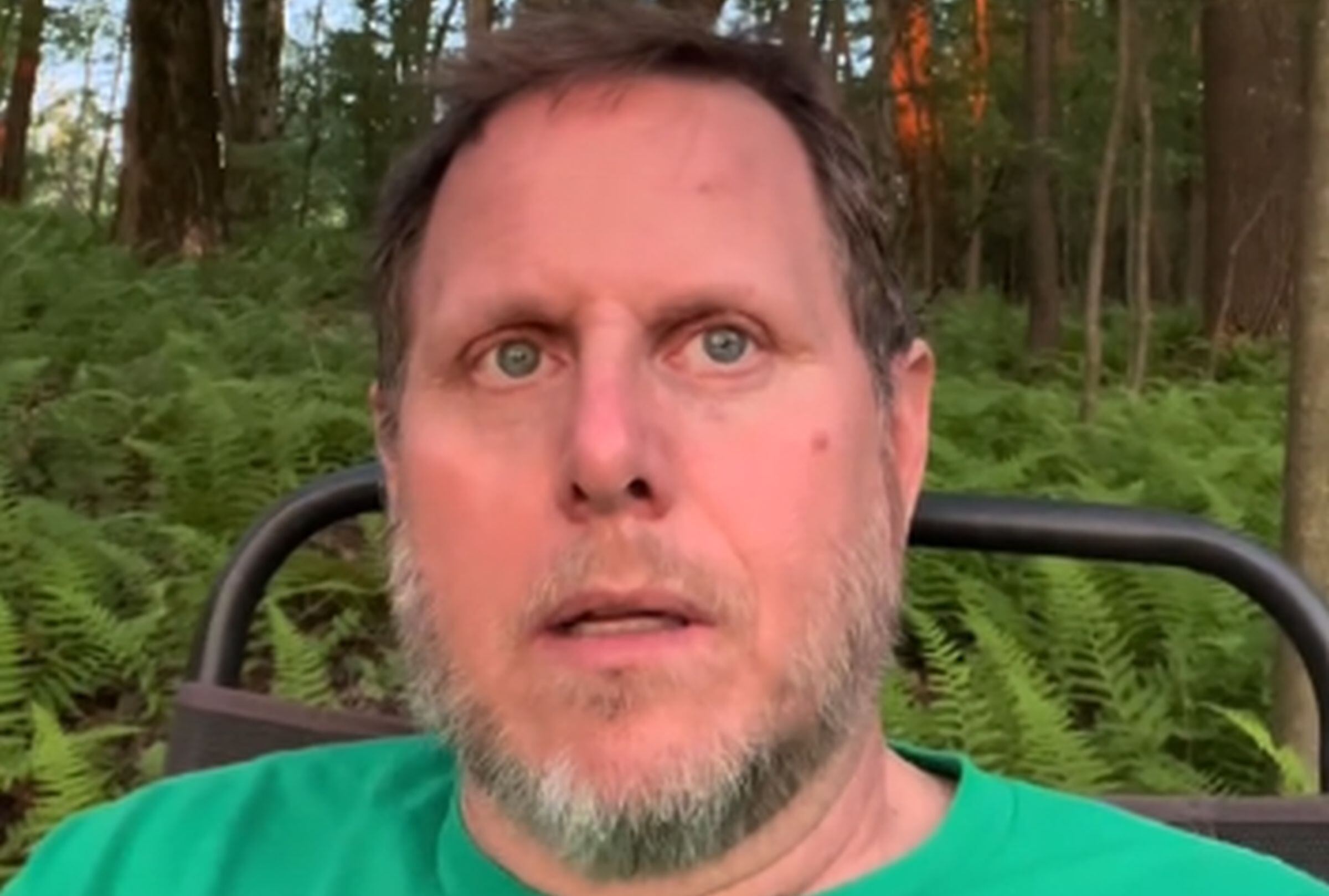 En esta imagen se aprecia al hombre que se grabó mirando el atardecer tras enterarse que iba a perder un ojo por un tumor ocular. (Foto: @jeffs.journey5 / TikTok)