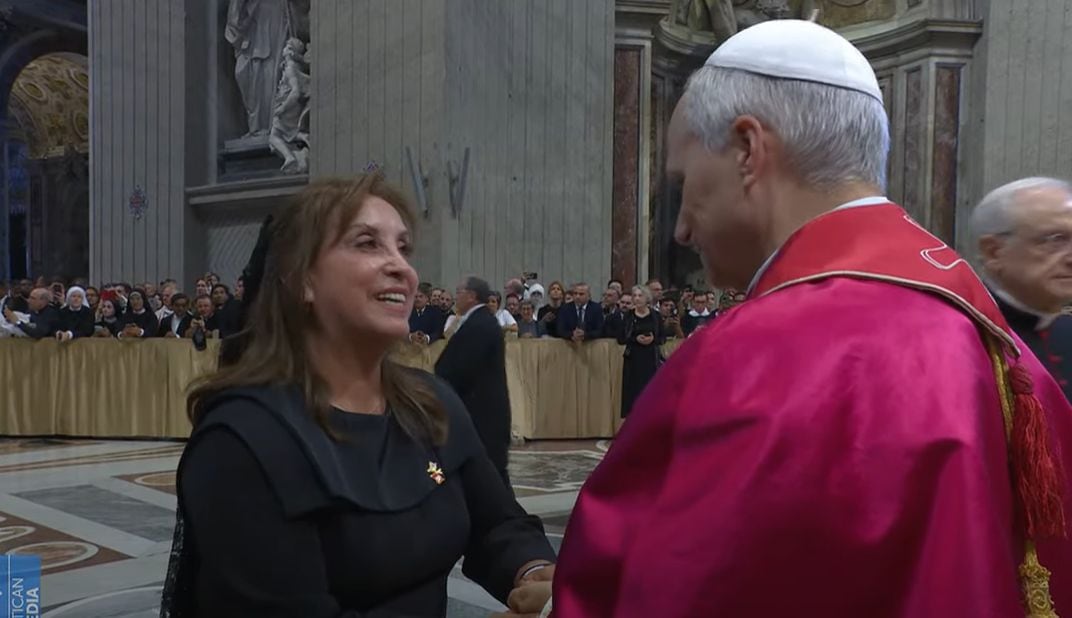 Luego de la misa que dio inicio de manera oficial a su papado, León XIV recibió el saludo protocolar de la presidenta de la República, Dina Boluarte | Foto: Vatican News