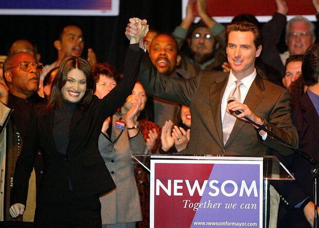Newsom y su primera esposa, Kimberly Guilfoyle, tras ganar la alcaldía de San Francisco en 2004. (Getty Images).
