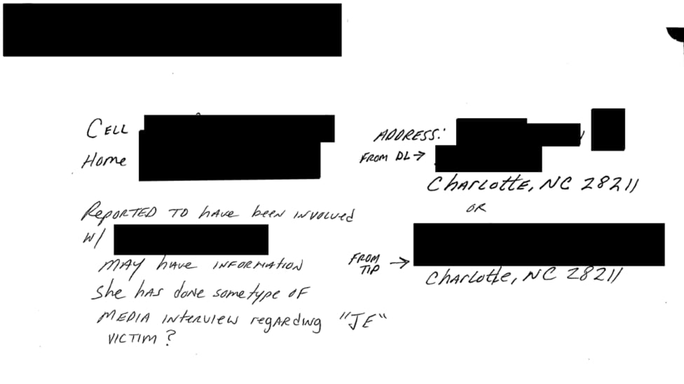 Algunos archivos están parcialmente censurados, por ejemplo, para ocultar datos personales como direcciones, como es de esperar. (Departamento de Justicia de EE.UU.).