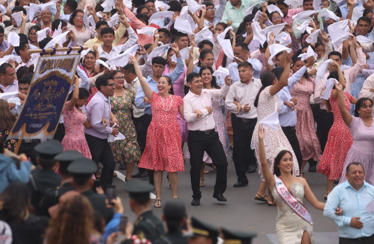 Colorido y ritmo durante el paso de comparsas y agrupaciones artísticas en el desfile cívico de Fiestas Patrias | Foto: Antonio Melgarejo/ @photo.gec