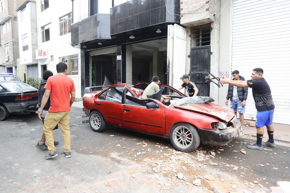 En el distrito de Independencia, algunos vehículos que estaban estacionados en la vía pública sufrieron daños durante el sismo de magnitud 6.1 que sacudió el Callao y Lima este domingo 15 de junio | Foto: Jesús Saucedo /@photo.gec