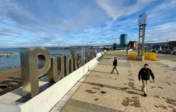 Inspectores municipales trabajan en evacuar a las personas desde la zona costera hacia una zona segura después de un sismo este viernes, en la ciudad de Punta Arenas (Chile) | Foto: EFE/ Ignacio Cárdenas