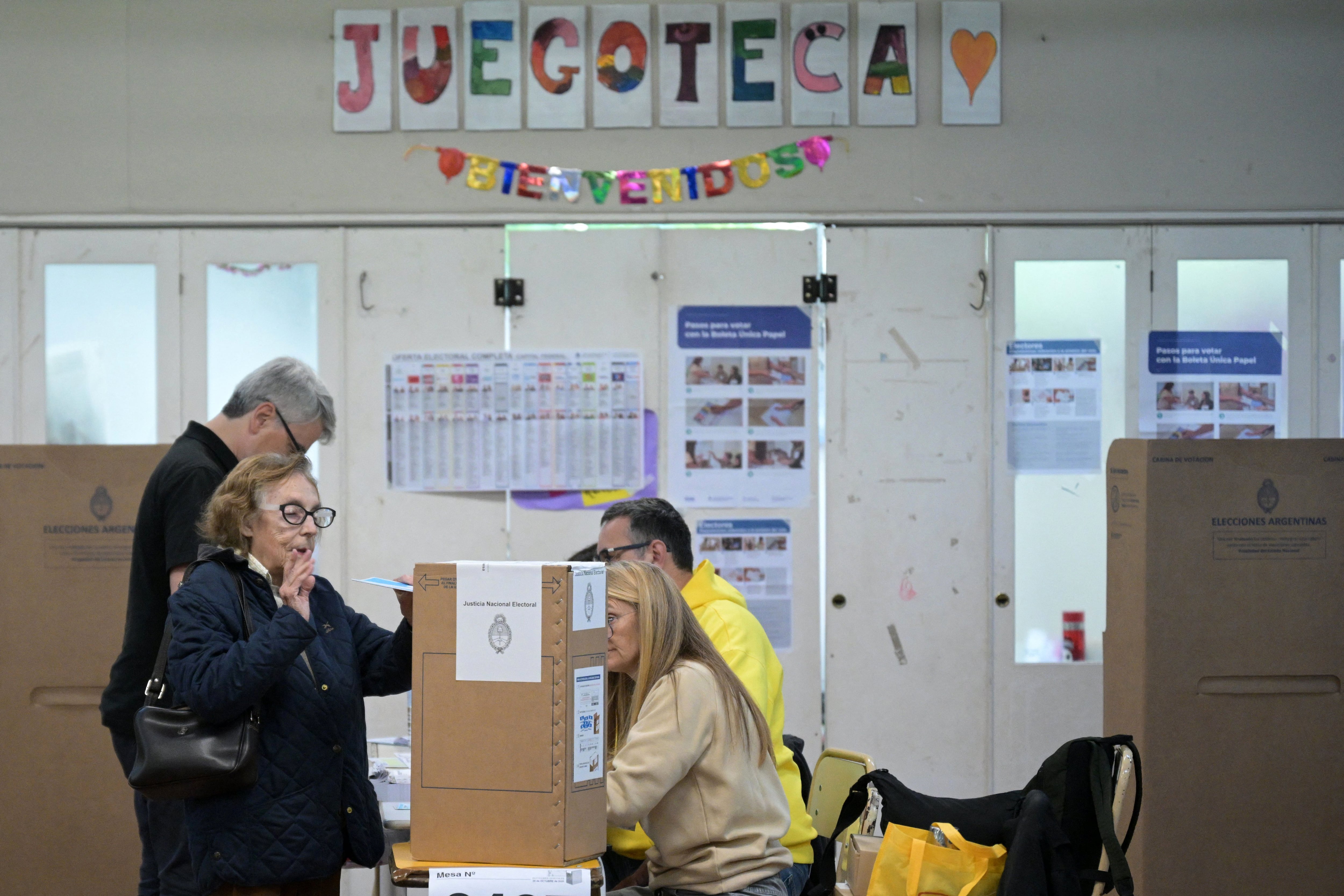 Pasadas las 18 horas cerraron las mesas de votación en Argentina . La ciudadanía ejerció su derecho al sufragio para elegir diputados y senadores. Quienes se encuentren todavía en fila podrán quedarse para votar. Los primeros resultados se darán a conocer a partir de las 21 horas.