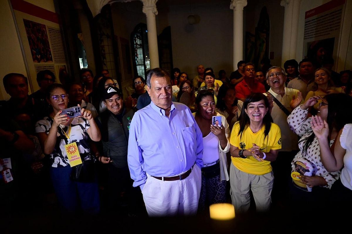 Jorge Nieto, candidato presidencial del Partido del Buen Gobierno, recibió el flash electoral en su local partidario del centro de Lima | Foto: Paloma del Solar @photo.gec