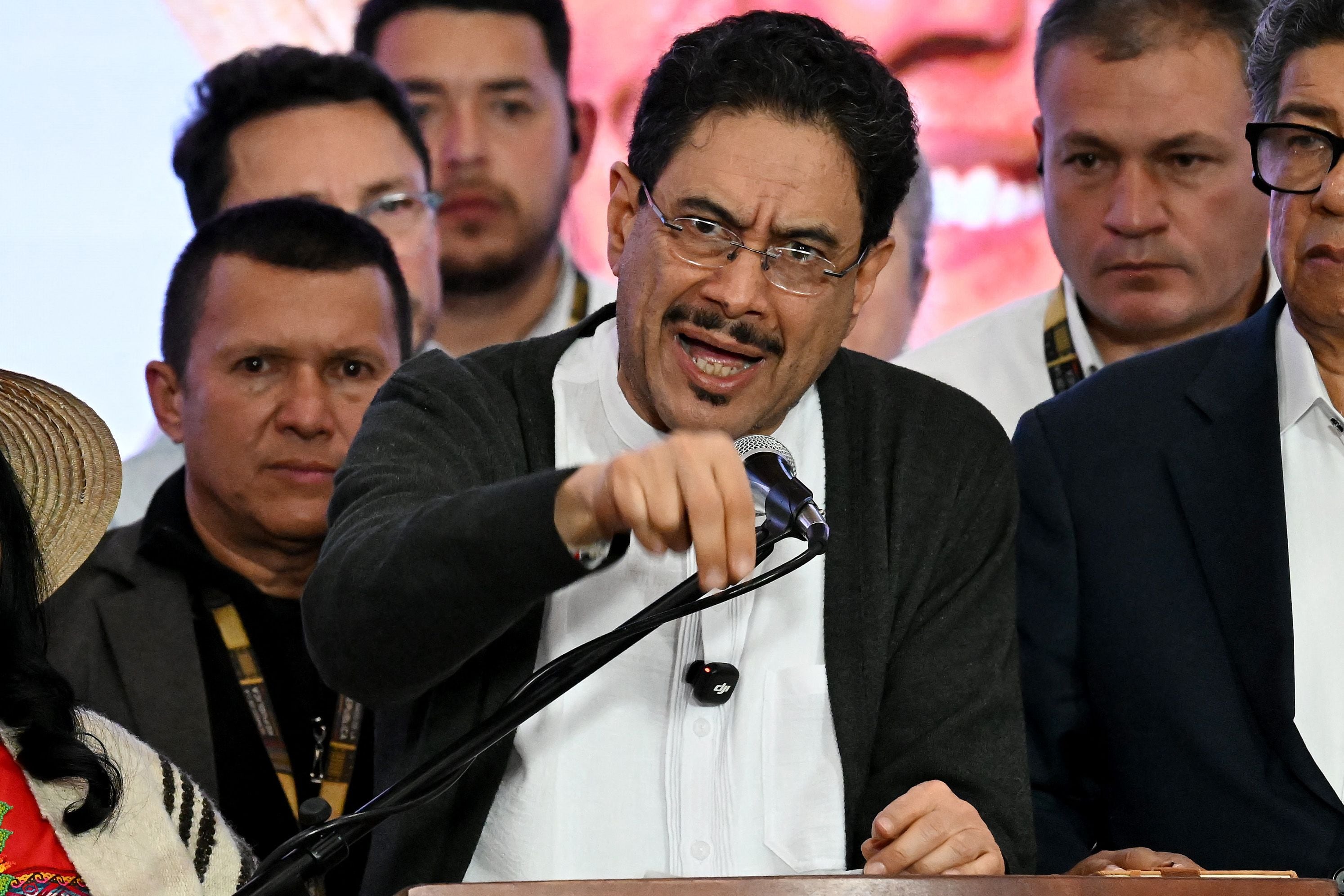 Iván Cepeda , candidato del izquierdista Pacto Histórico, aseguró este domingo que no reconocerá los resultados de las elecciones presidenciales en Colombia hasta que se resuelvan las dudas sobre el proceso relacionadas con el censo electoral e impugnaciones en varias mesas de votación. Hay un desfase que queremos verificar en torno al censo electoral, y ese no es cualquier desfase: estamos hablando de 885.000 personas, dijo Cepeda en Bogotá ante sus seguidores tras conocer los resultados de este domingo, sin dar detalles sobre el origen de esa cifra.