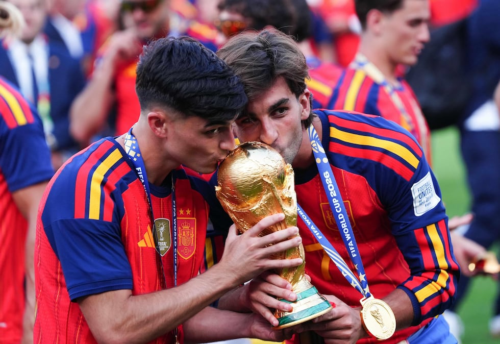 Los españoles Ferran Torres y Pedri celebran con el trofeo de la Copa Mundial de la FIFA tras la final de la Copa Mundial de la FIFA 2026 contra Argentina en el estadio de Nueva York-Nueva Jersey.