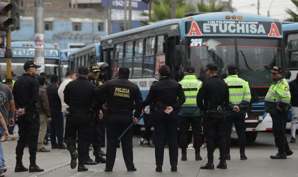 Caravana de E. T. ETUCHISA (Los Chinos) es bloqueada por la Policía en la Panamericana Norte, a la altura de la avenida Carlos Izaguirre | Foto: Lenin Tadeo / @photo.gec