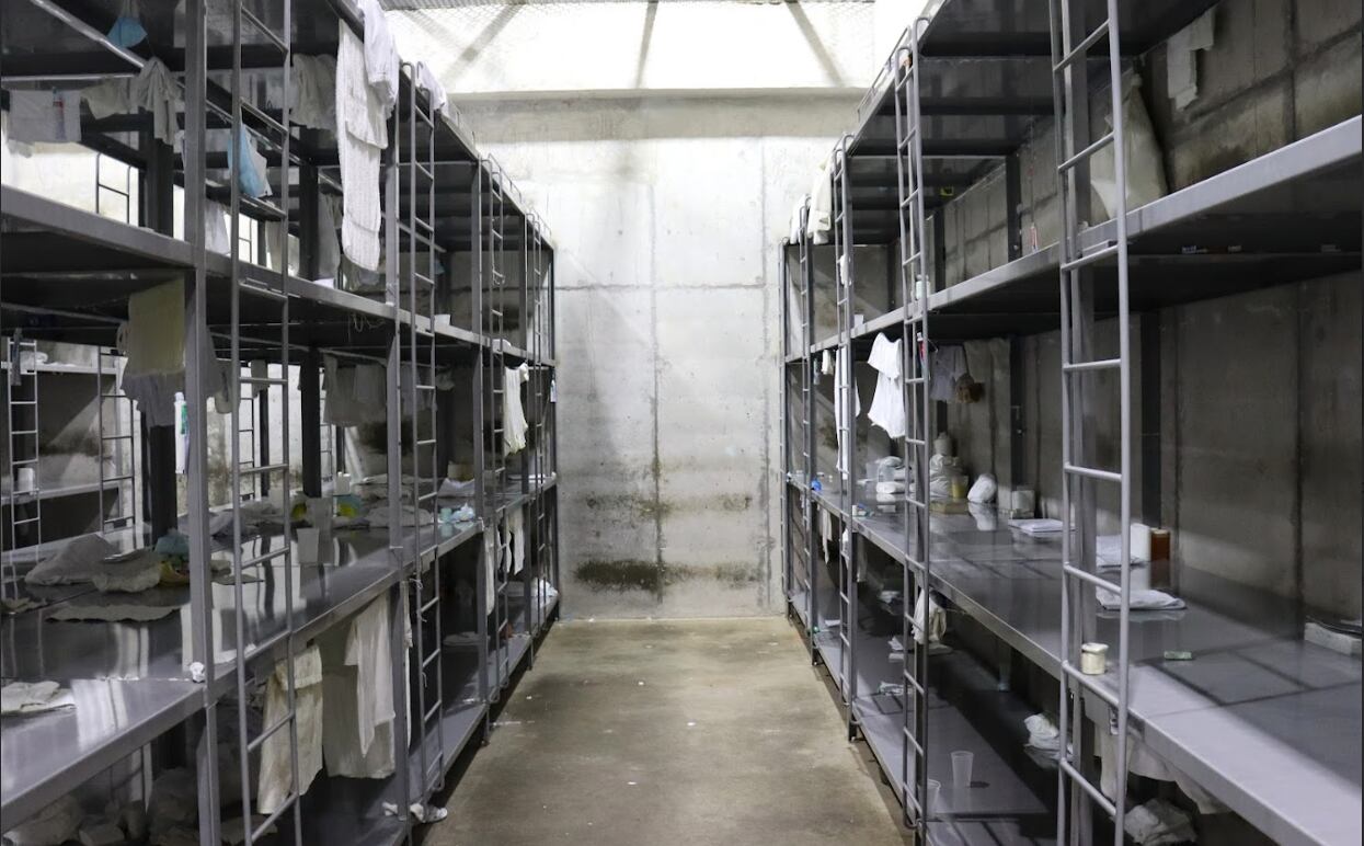 Así lucen desde adentro las celdas de la megacárcel de Bukele; tienen 80 catres en cuatro alturas, metálicos y sin colchonetas ni ropa de cama. (ROBERTO VALENCIA).