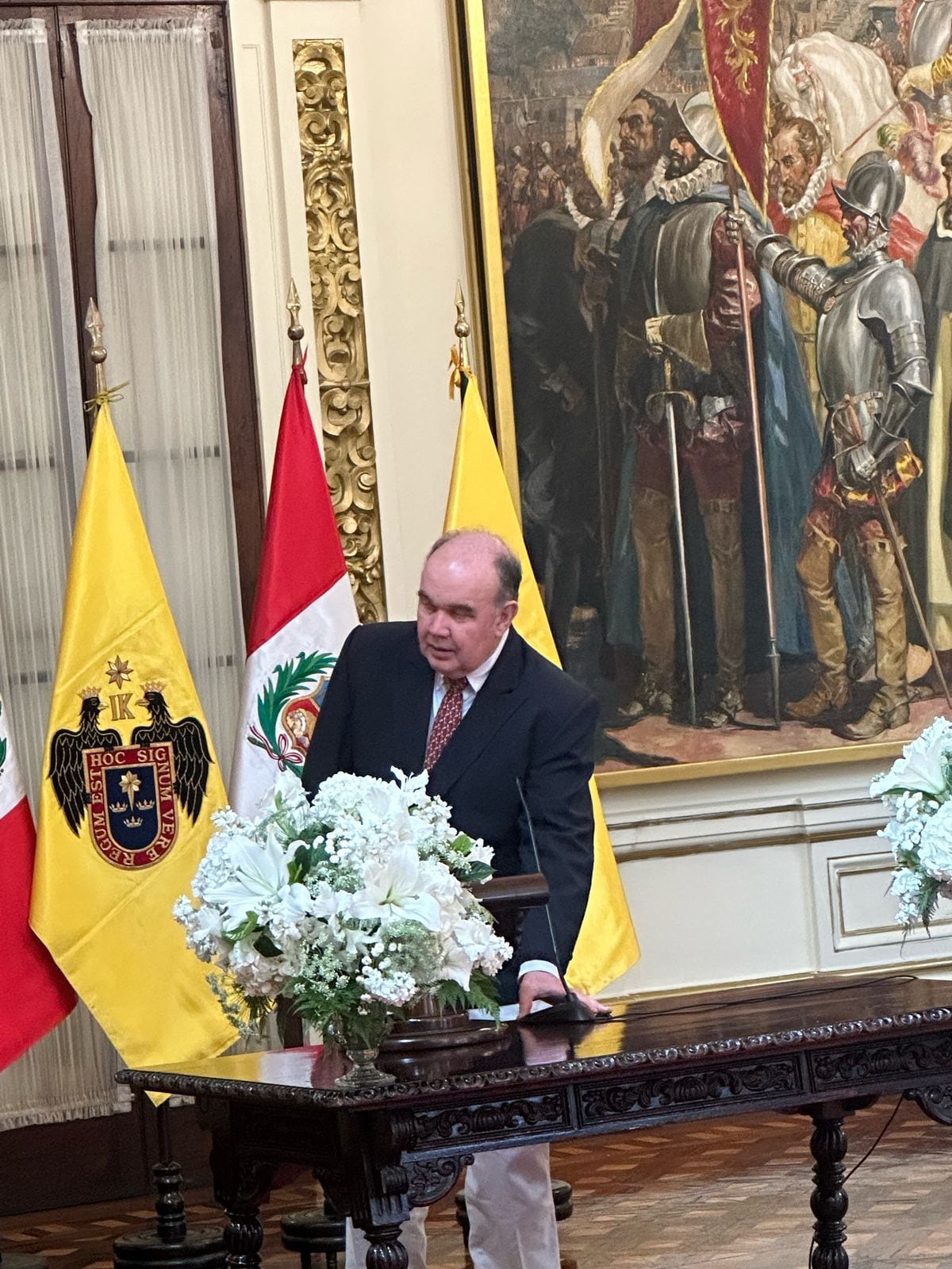 La boda civil de Alejandra Baigorria y Said Palao acaba de iniciar. El alcalde de Lima, Rafael López Aliaga, oficializa la ceremonia. (Foto: José Víctor Vergara)