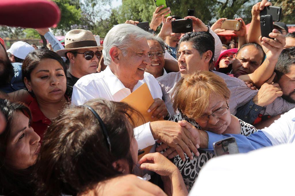 Críticos y adherentes afirman que AMLO es muy hábil con sus palabras y sus gestos. (GETTY IMAGES).