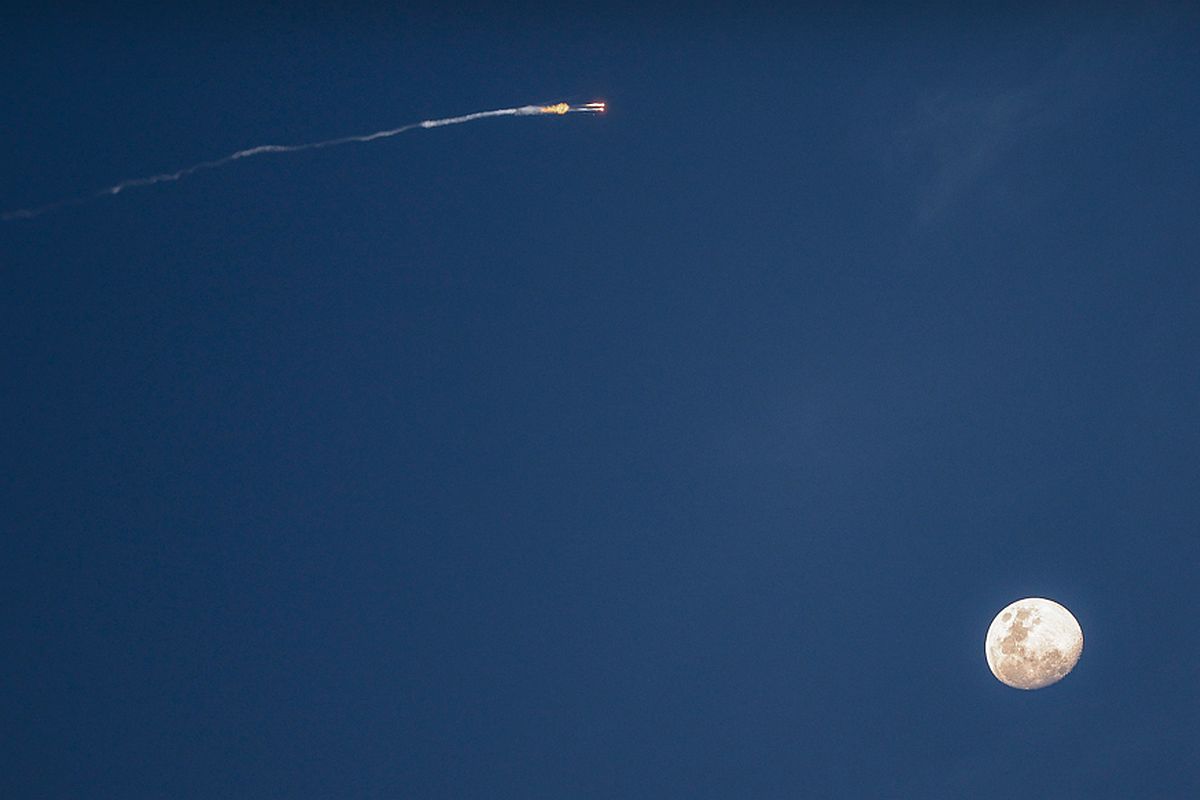 La luna aparece fotografiada antes de las estelas de los cohetes interceptados por el sistema de defensa de misiles Iron Dome de Israel sobre Tel Aviv el 28 de febrero | Foto: Jack GUEZ / AFP