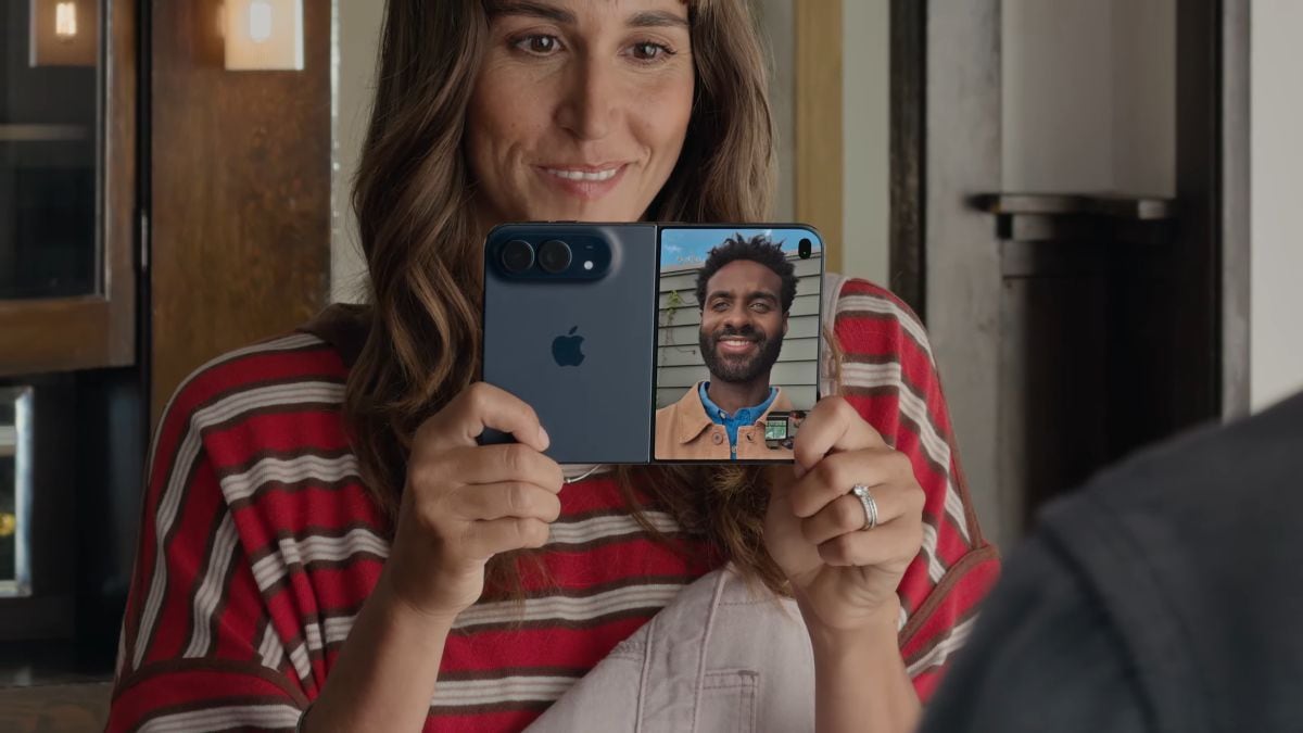 Las funciones de cámaras son interesantes, ya que el uso de una pantalla exterior permite mostrar una vista previa a las fotos que estás tomando. O, en el caso de las videollamadas, puedes ver tanto a tu interlocutor como tu propia cara y, en caso de que haya una tercera persona, esta también puede participar en la llamada viendo a la otra persona en la pantalla exterior.