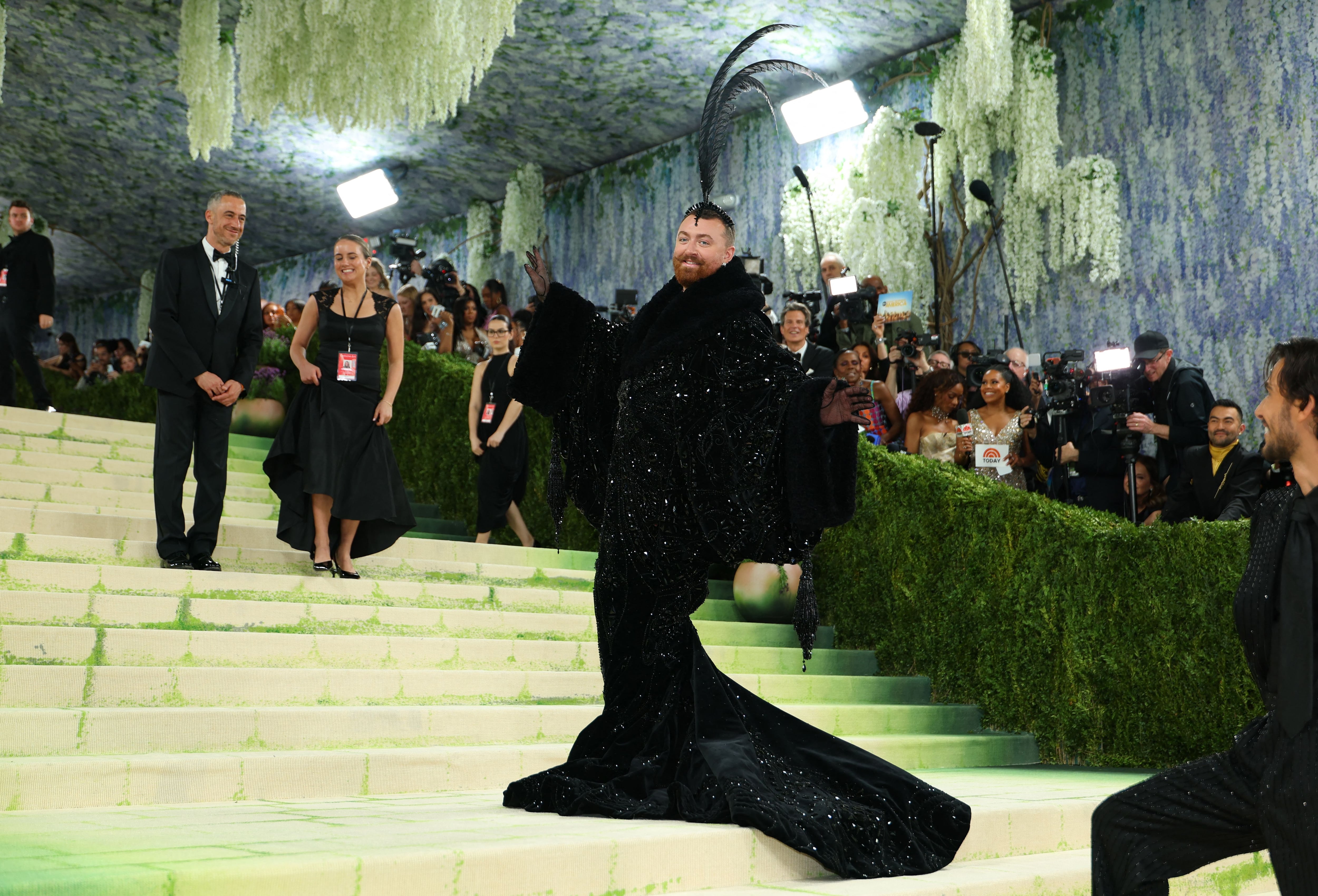 Se suma el cantante Sam Smith a la alfombra roja de la Met Gala 2026, en una noche dedicada a celebrar “Costume Art”.