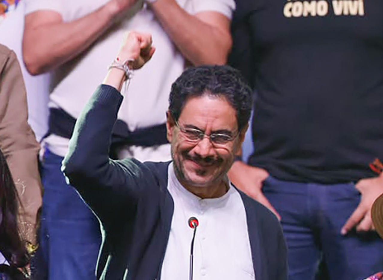 Iván Cepeda reconoció este domingo los resultados preliminares de la segunda vuelta electoral , que dan el triunfo por estrecho margen al derechista Abelardo de la Espriella, pero anunció que su campaña impugnará 33.000 mesas de votación durante el escrutinio oficial. “Hemos llegado a esta última instancia con la más estrecha diferencia en votos que registre cualquier elección de segunda vuelta en la historia electoral colombiana”, afirmó Cepeda en una declaración ante sus seguidores.