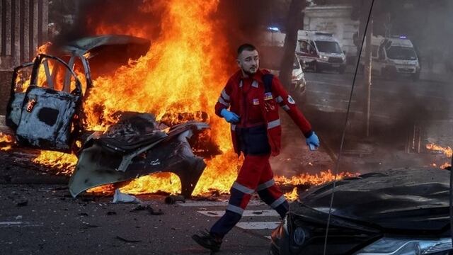 En fotos: los estragos causados por la fuerte ofensiva rusa contra Ucrania tras la destrucción de un puente en Crimea