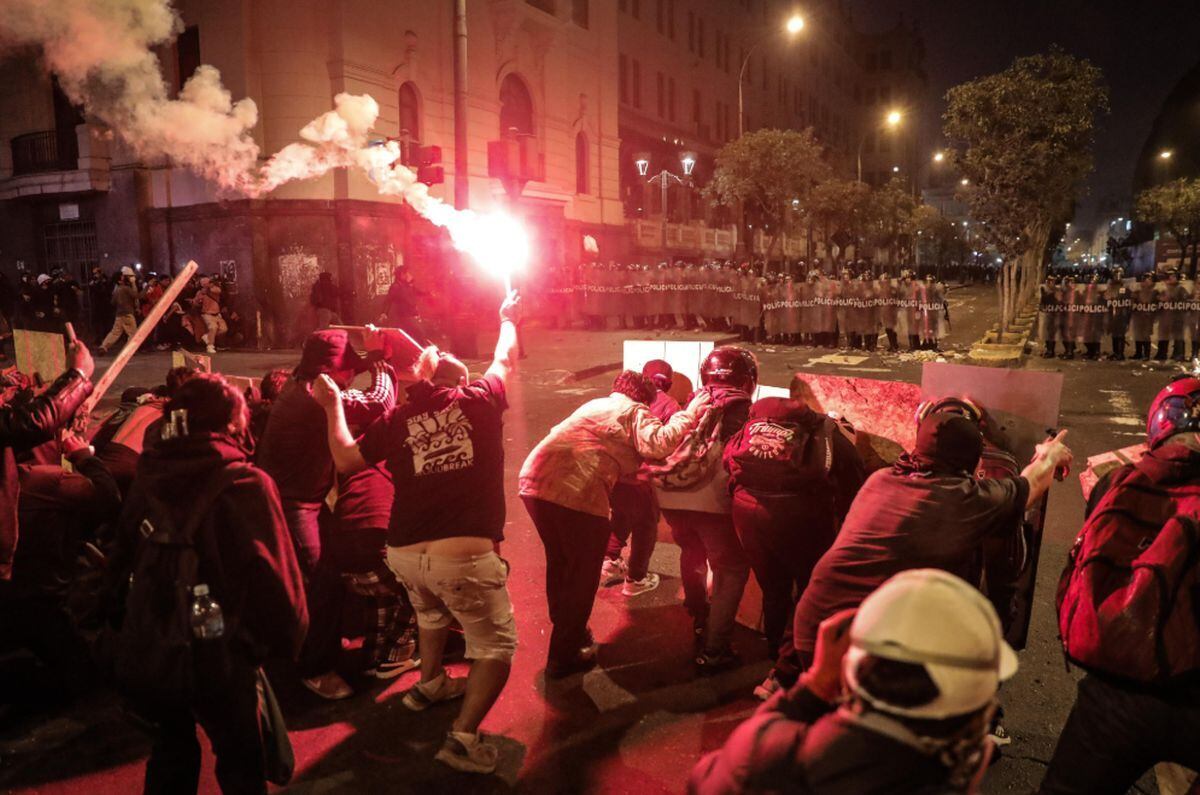 Manifestantes atacaron a los agentes del orden con todo tipo de objetos contundentes, e incluso utilizaron artefactos pirotécnicos | Foto: Joel Alonzo/ @photo.gec