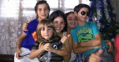 Sara junto con sus hermanos años después de que su padre abandonara la casa. (Cortesía de Sara Martínez).