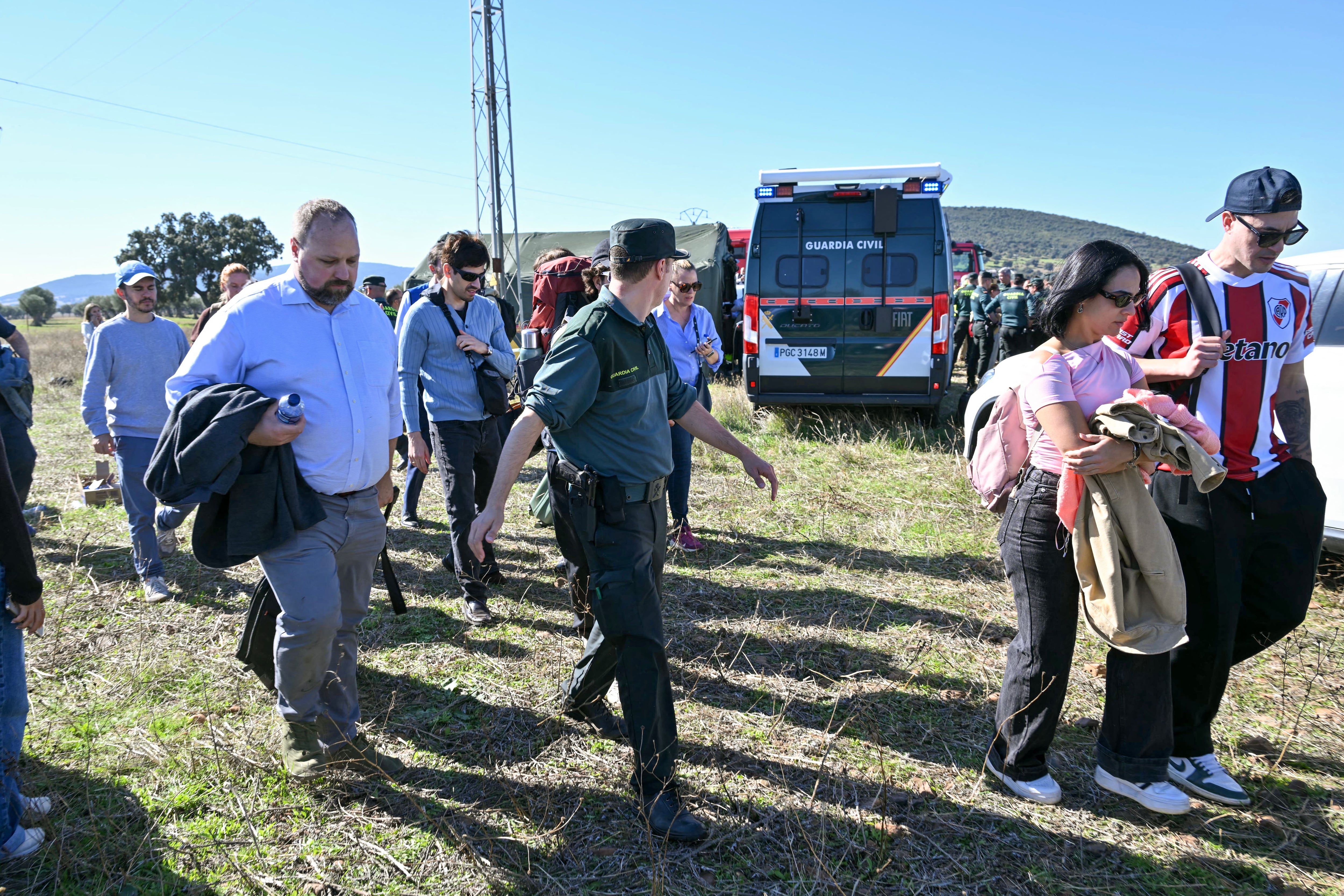 “Salimos disparados todos” : el dramático relato de una sobreviviente del choque de trenes en España. Mientras los vecinos de Urda se movilizan para llevar comida y agua a los afectados por el choque de trenes, familiares de los pasajeros recorren hospitales y centros de atención en busca de sus seres queridos