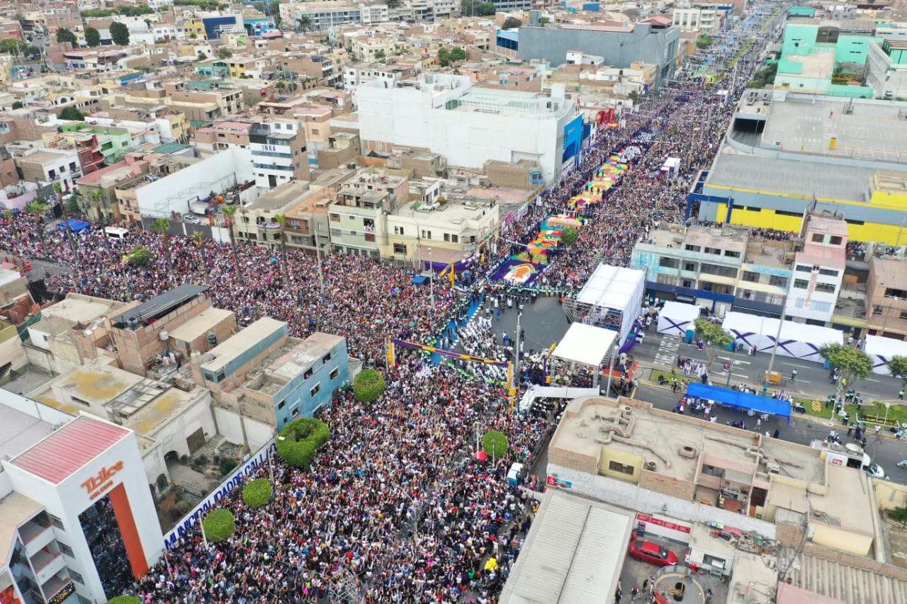 Llegada de la imagen del señor de los milagros al Callao (Cruce de Saenz Peña vs Pacífico) donde se realizará una misa por conmemoración de la visita de la imagen sagrada. Foto: Julio Reaño.