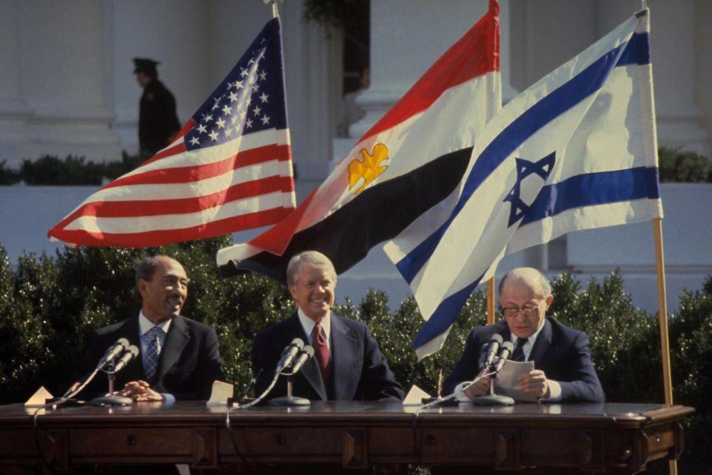Carter con los líderes de Egipto, Anwar Sadat (izq.) e Israel, Menahem Begin, en 1978. (Getty Images).