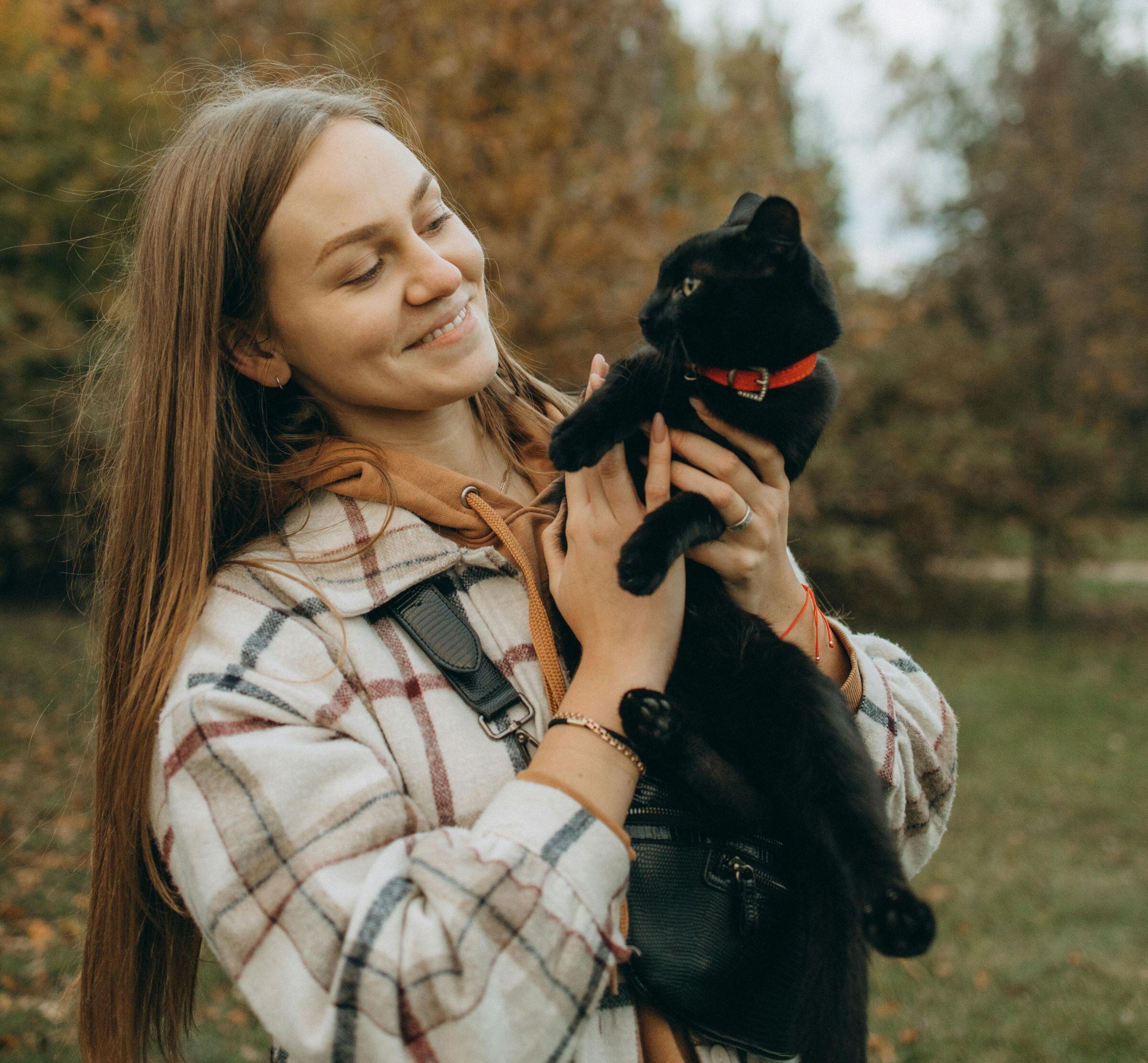 Las soluciones creativas pueden llegar a pasar por tu cabeza cuando le hablas a tu mascota como si fuese humana, según indicó Lachlan Brown. (Foto: Maksim Goncharenok / Pexels)