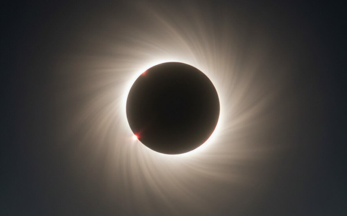 Este eclipse solar durará 6 minutos y 22 segundos, el periodo más largo que se verá sobre tierra firme en todo el siglo XXI. (Imagen referencial creada por El Comercio MAG usando la IA de "Perplexity")