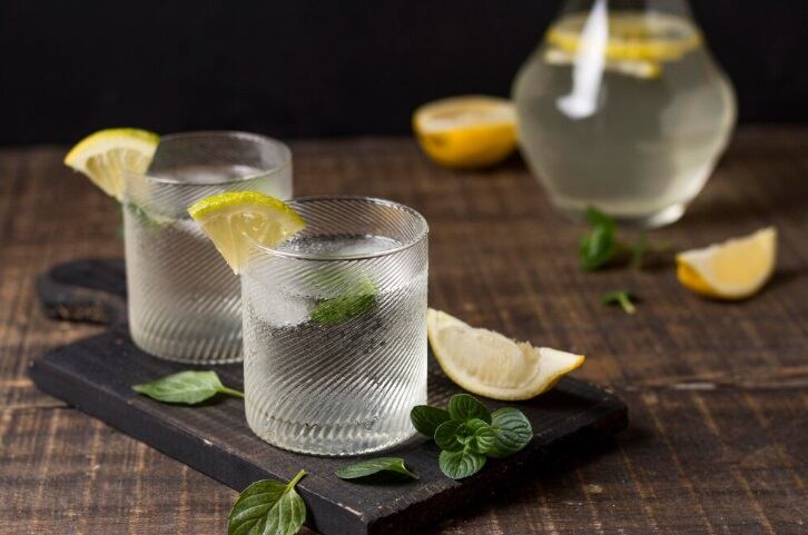 Según el experto, la ginebra es una opción ideal para quienes desean evitar la acidez estomacal. (Foto referencial: Freepik)