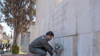 Pedro Castillo dejó una ofrenda floral en la tumba de Salvador Allende en Chile