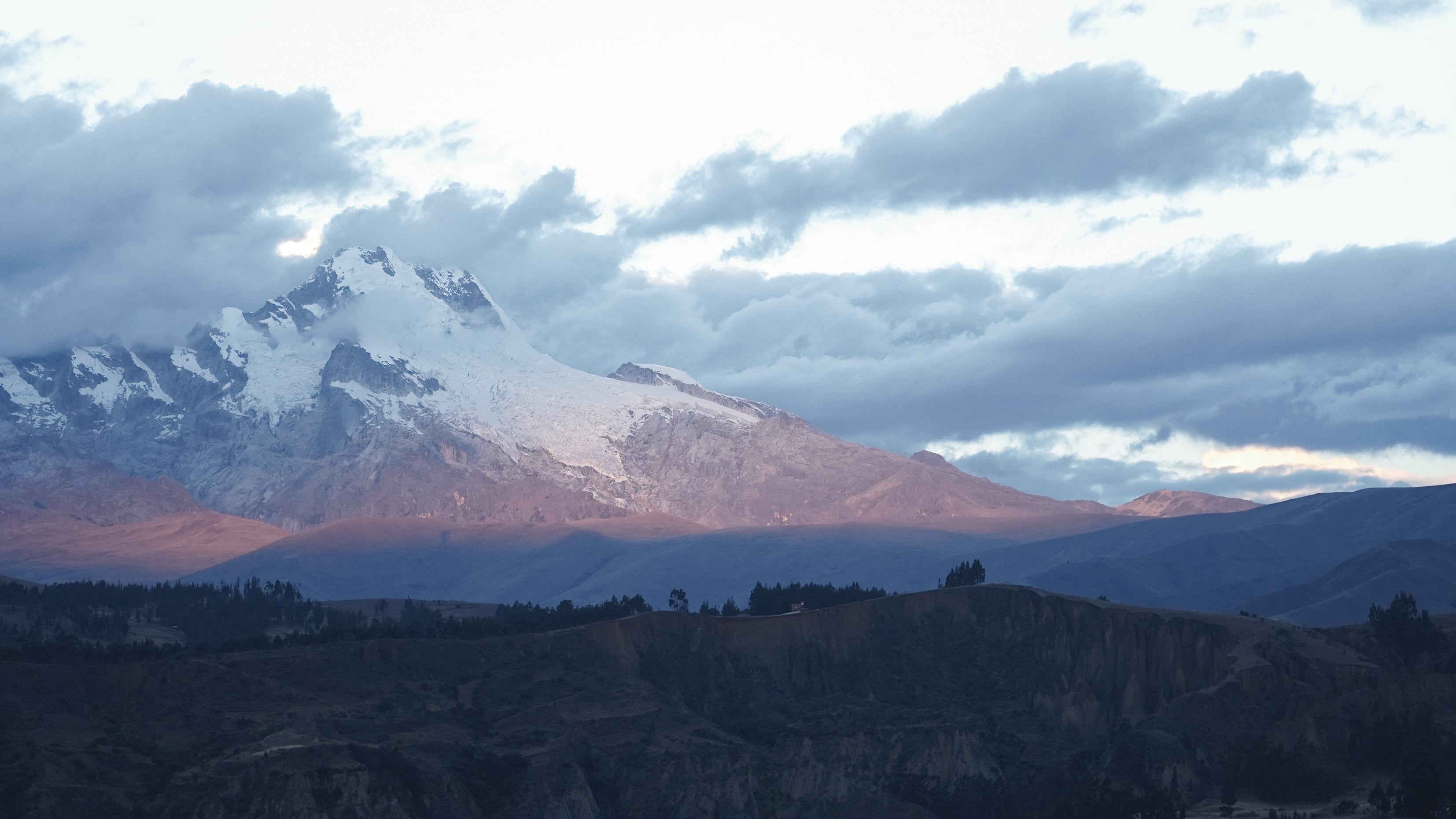 Así se ve el Parque Nacional Huascarán al atardecer, en el corazón de Huaraz. (Foto: Lenin Tadeo)