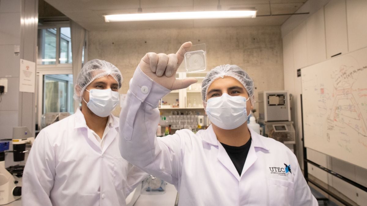 Frente a la falta de tomógrafos y el alto costo de los equipos médicos, UTEC y Cleveland Clinic desarrollaron un chip que detecta células tumorales en la sangre. Foto: UTEC.