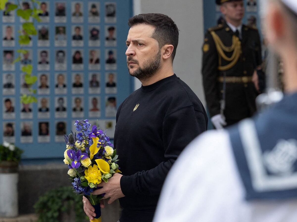 El presidente ucraniano, Volodymyr Zelensky, asiste a una ceremonia para conmemorar el Día de los Defensores de Ucrania en Kiev, el 1 de octubre de 2023. (Foto de Handout / Servicio de prensa de la presidencia ucraniana / AFP)