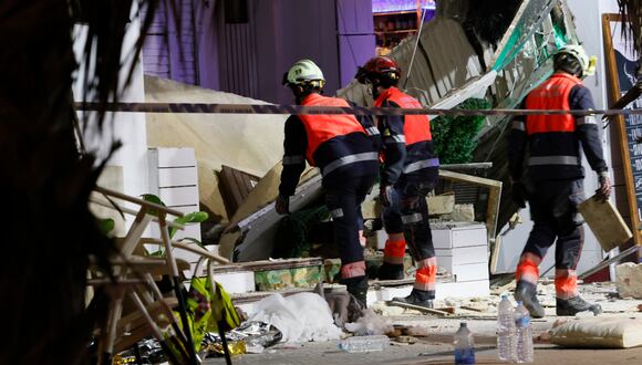 Agentes estatales buscan entre escombros tras desplomarse un restaurante en la Playa de Palma de Mallorca, el 23 de mayo de 2024. (Foto de Cati Cladera / EFE)