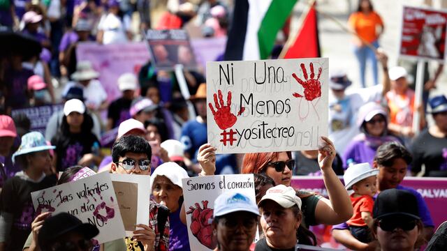 Cientos de salvadoreñas marchan para exigir la despenalización del aborto