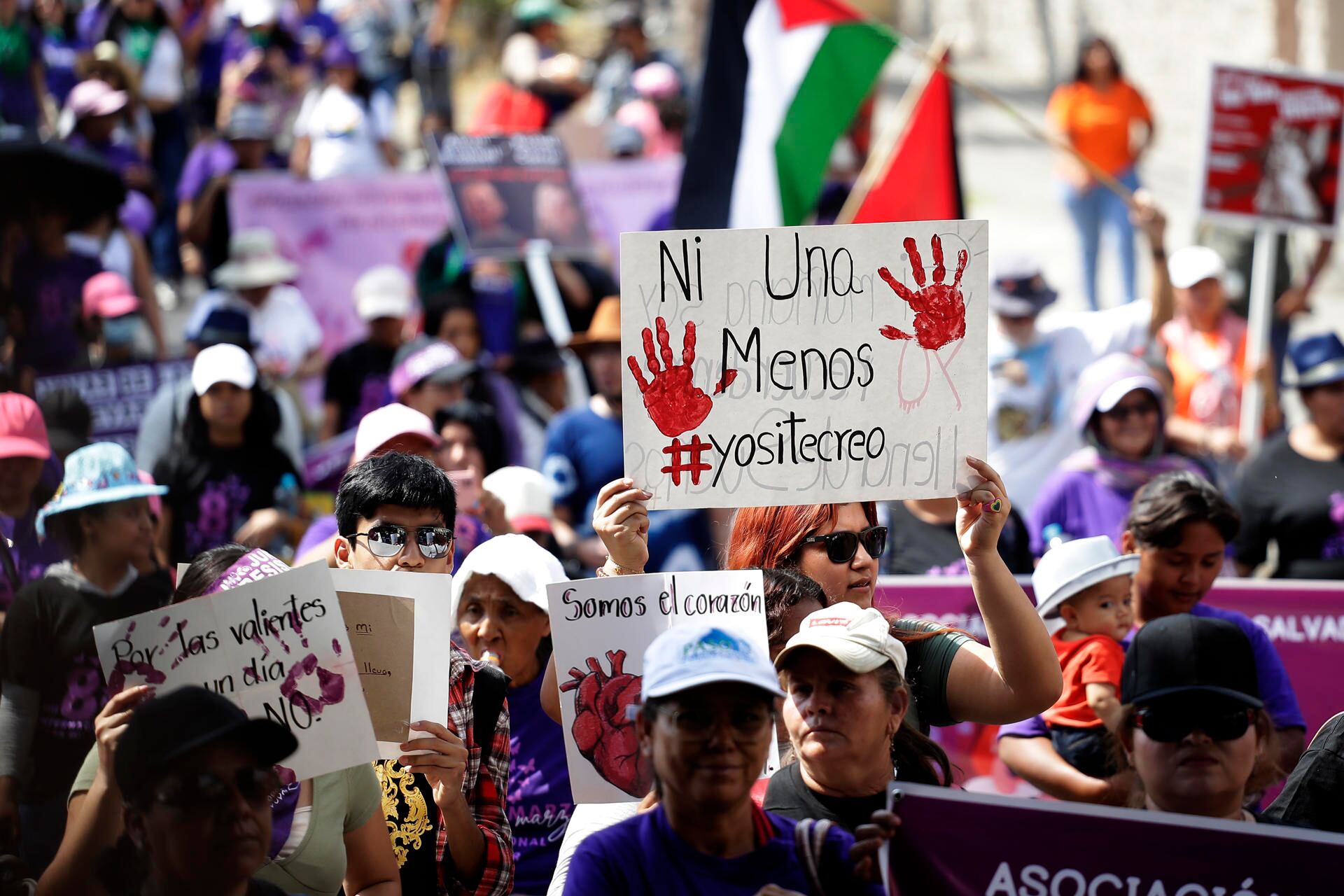 Manifestantes participan en una marcha con motivo del Día Internacional de la Mujer este viernes en San Salvador (El Salvador). EFE/ Rodrigo Sura