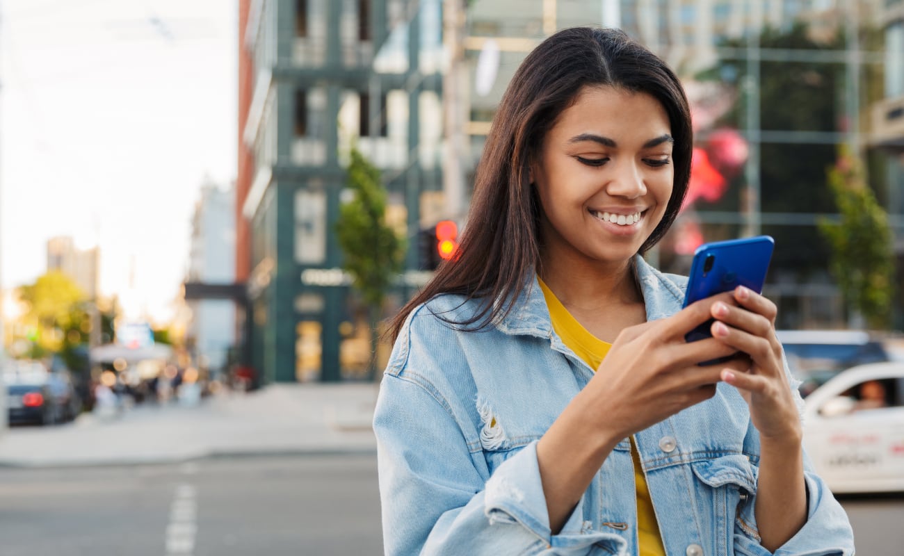La adicción al celular está relacionada a la gratificación instantánea que proporcionan las redes sociales y las aplicaciones. Las recompensas (por ejemplo, recibir un “me gusta” o un mensaje) puede hacer que nuestras mentes busquen constantemente esa gratificación, dificultando el desapego.