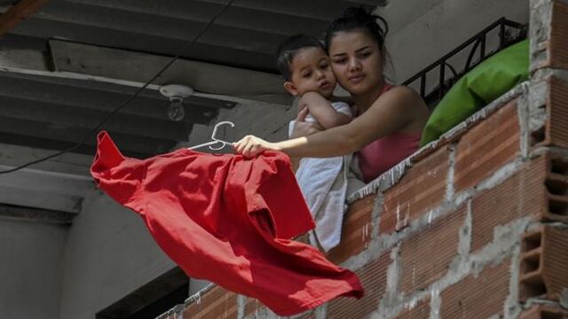 Por qué tantos colombianos han colgado trapos rojos en sus casas en medio de la cuarentena por el coronavirus